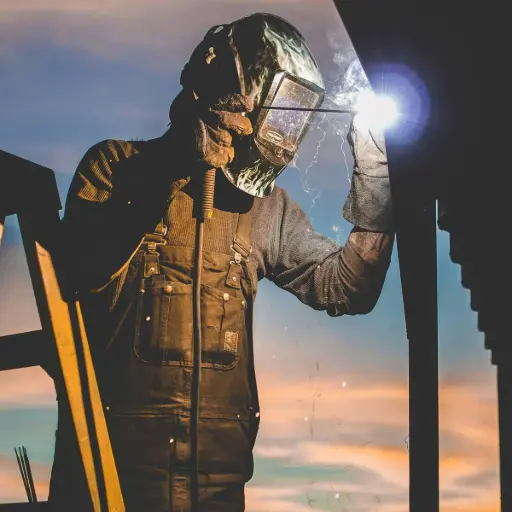 Ropa de protección multinorma, incluyendo vestuario que cumple con múltiples normativas de seguridad para entornos laborales exigentes.